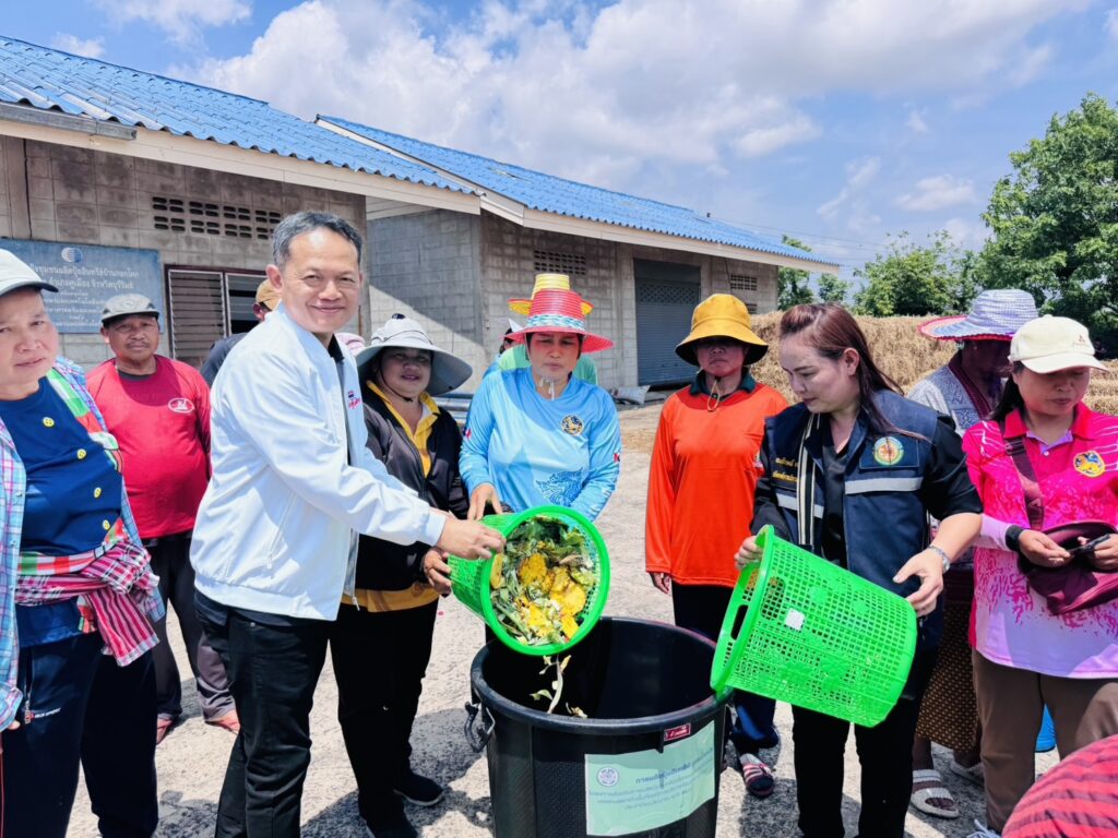 นายสิรภพ เลี้ยงผ่องพันธุ์ นายก อบต.คูเมือง พร้อมด้วย คณะผู้บริหาร สมาชิกสภาฯ อบต.คูเมือง กำนันตำบลคูเมือง ผู้ใหญ่บ้าน ผู้ช่วยผู้ใหญ่บ้าน ทุกหมู่บ้าน ปลัด อบต.คูเมือง พนักงาน อบต.คูเมือง และเกษตรกรในพื้นที่ อบต.คูเมือง ได้เข้าร่วมโครงการส่งเสริมการผลิตปุ๋ยอินทรีย์เพื่อทดแทนการใช้ปุ๋ยเคมีของเกษตรกรในพื้นที่องค์การบริหารส่วนตำบลคูเมือง ประจำปีงบประมาณ พ.ศ 2569 ณ ศาลาประชาคมบ้านกอกโคก ม. 2 ต.คูเมือง อ.คูเมือง จ.บุรีรัมย์